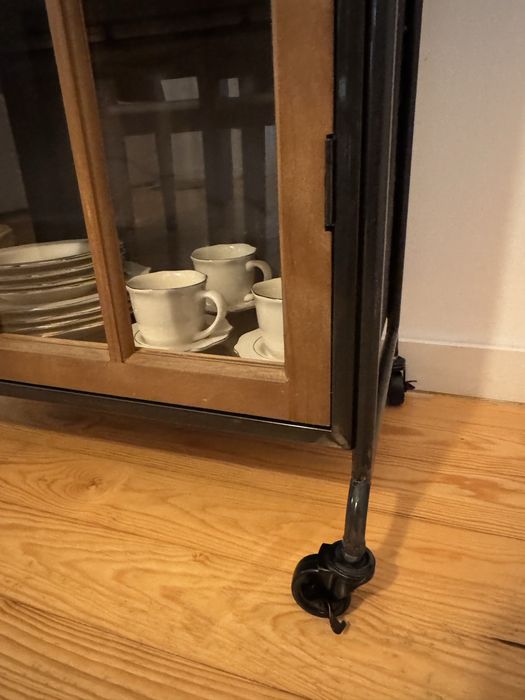 Cristaleira com Estrutura Industrial e Portas em Madeira Envidraçada