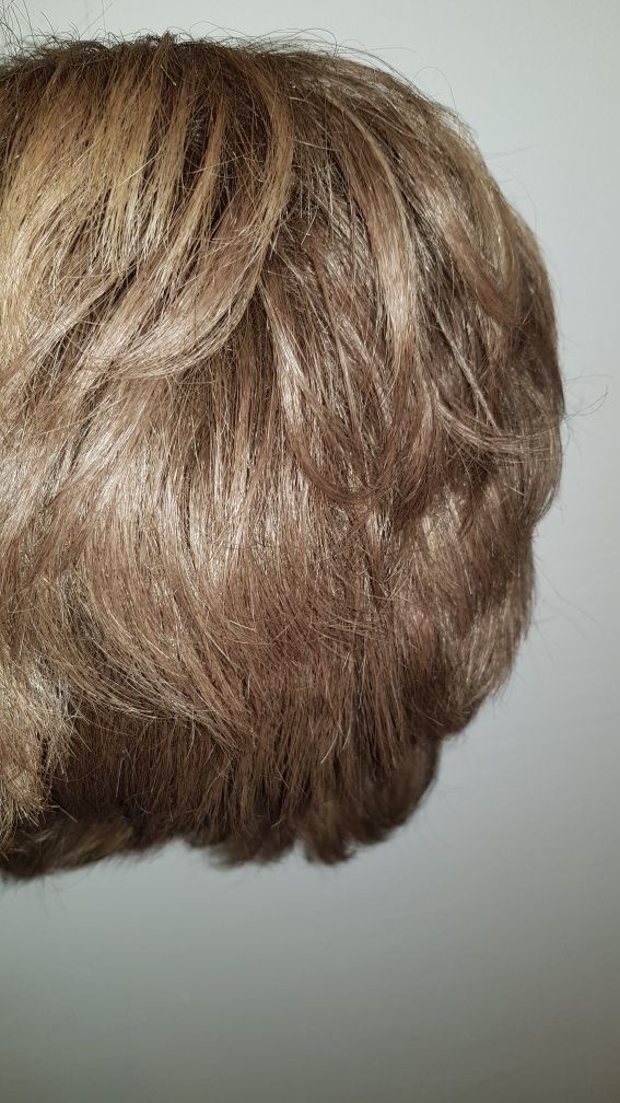 Perułka włosy ciemny blond alla pasemka