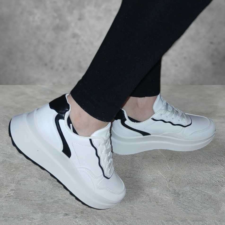 Женские кроссовки белые