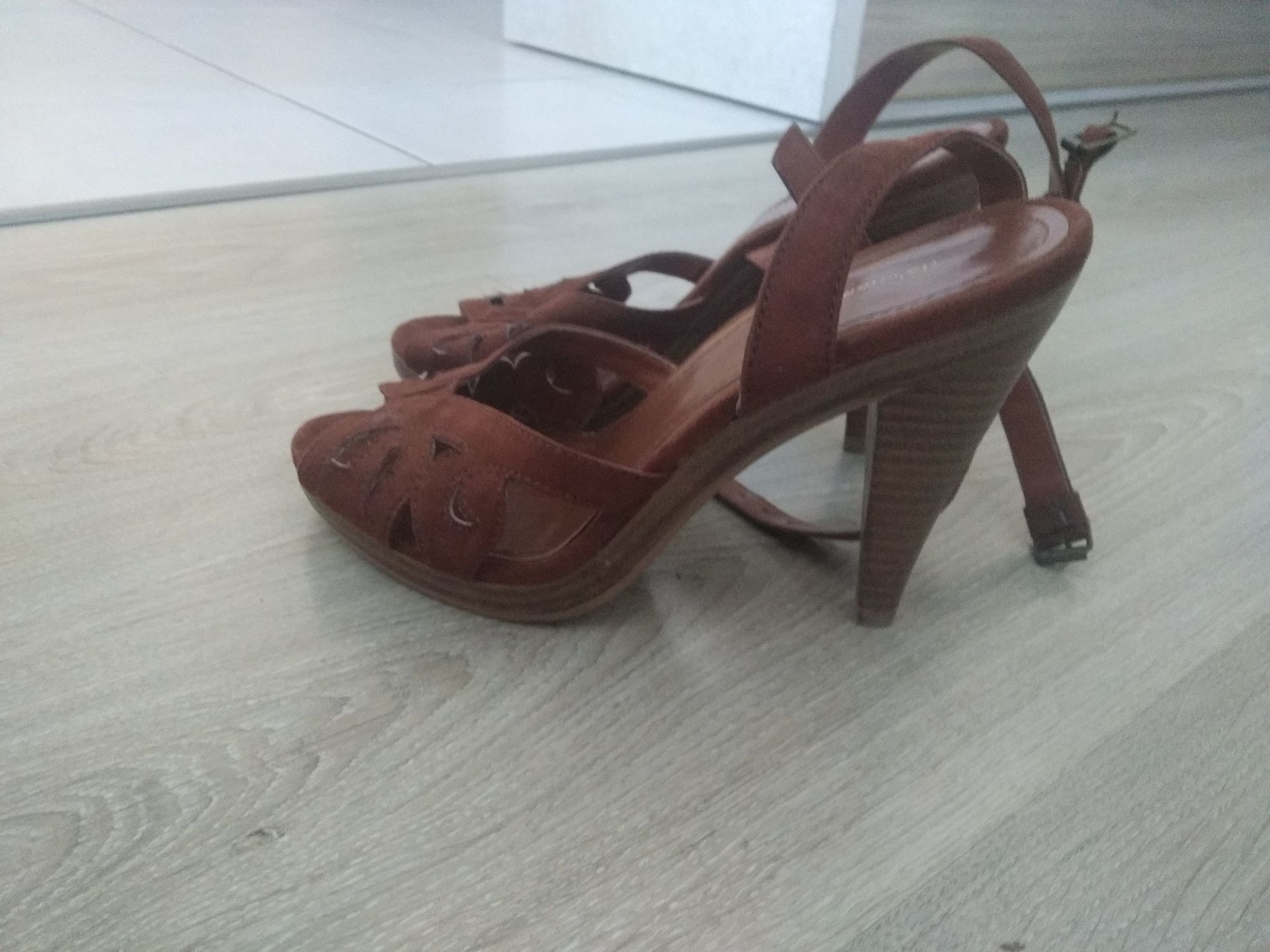 Buty na wysokim obcasie r. 39