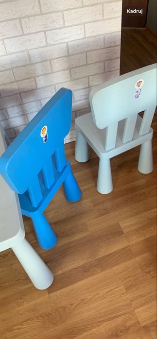 Stolik i dwa krzesełka  ikea dla dziecka