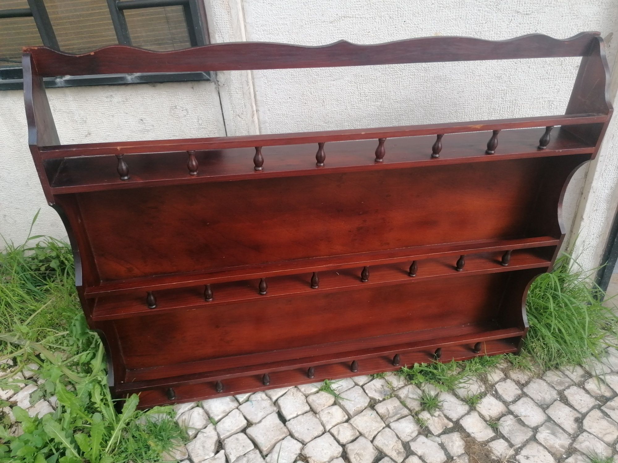 Escaparate em madeira maciça (73x93cm)

A levantar em Lisboa, São Vice