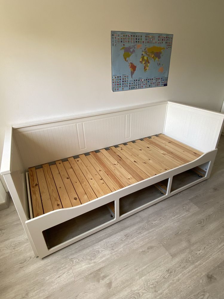 Cama HEMNES e secretária PÅHL do Ikea