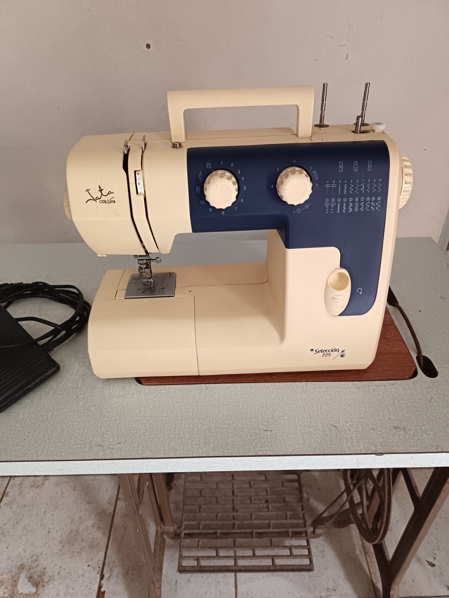 Máquina costura com móvel