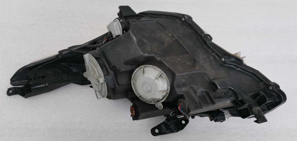 Фара правая Toyota Avensis T27 2008-2012г.в. оригинал