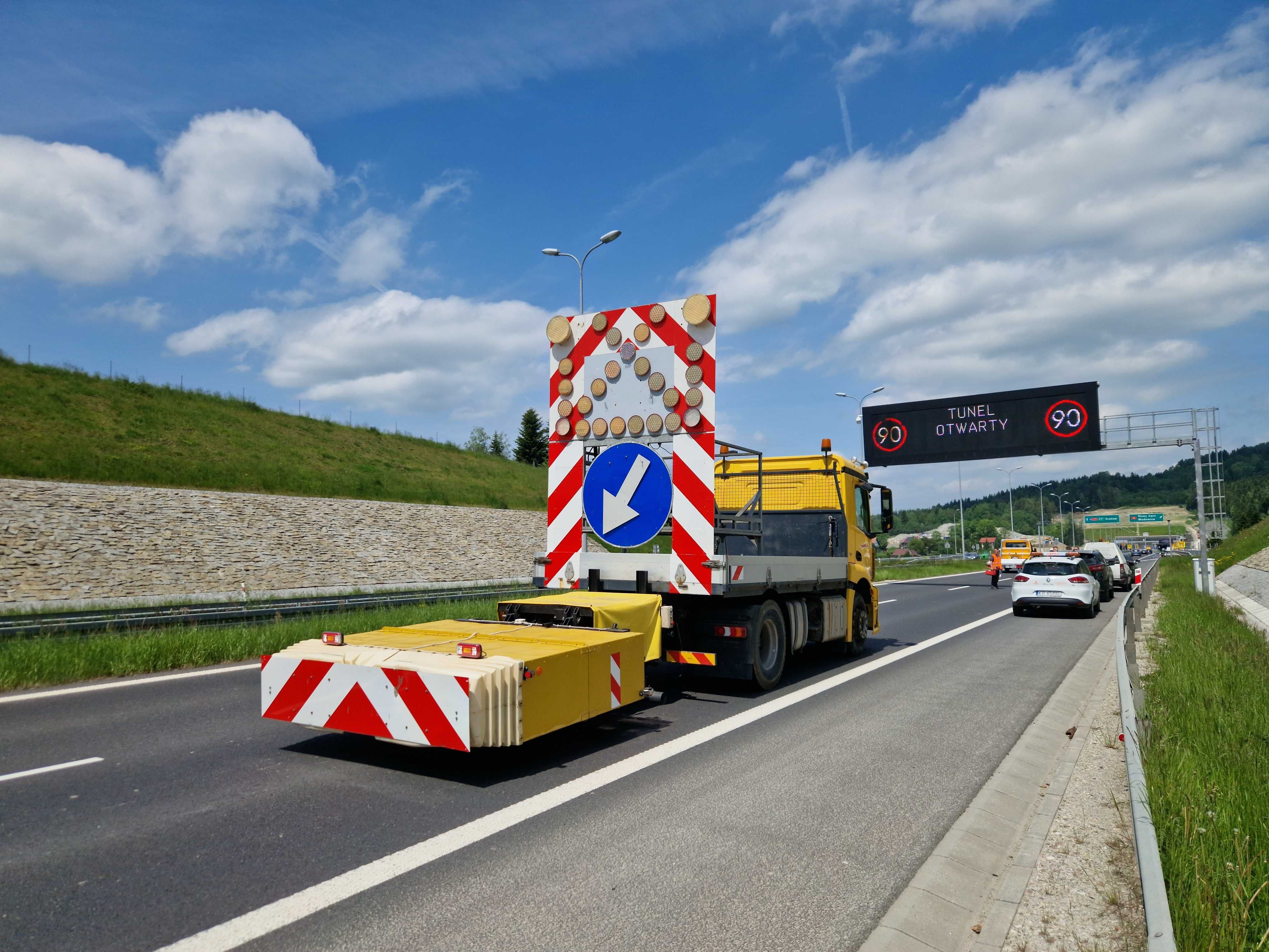 Wynajem poduszki zderzeniowej TMA wraz ze znakiem U26a, U27, VMS