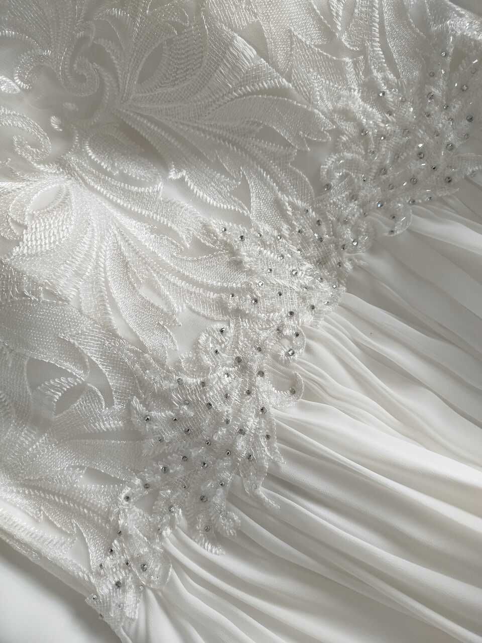 Suknia ślubna pięknie zdobiona