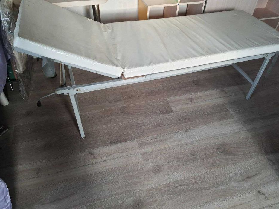металеве ліжко для масажу