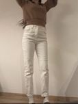 Białe spodnie jeans Reserved