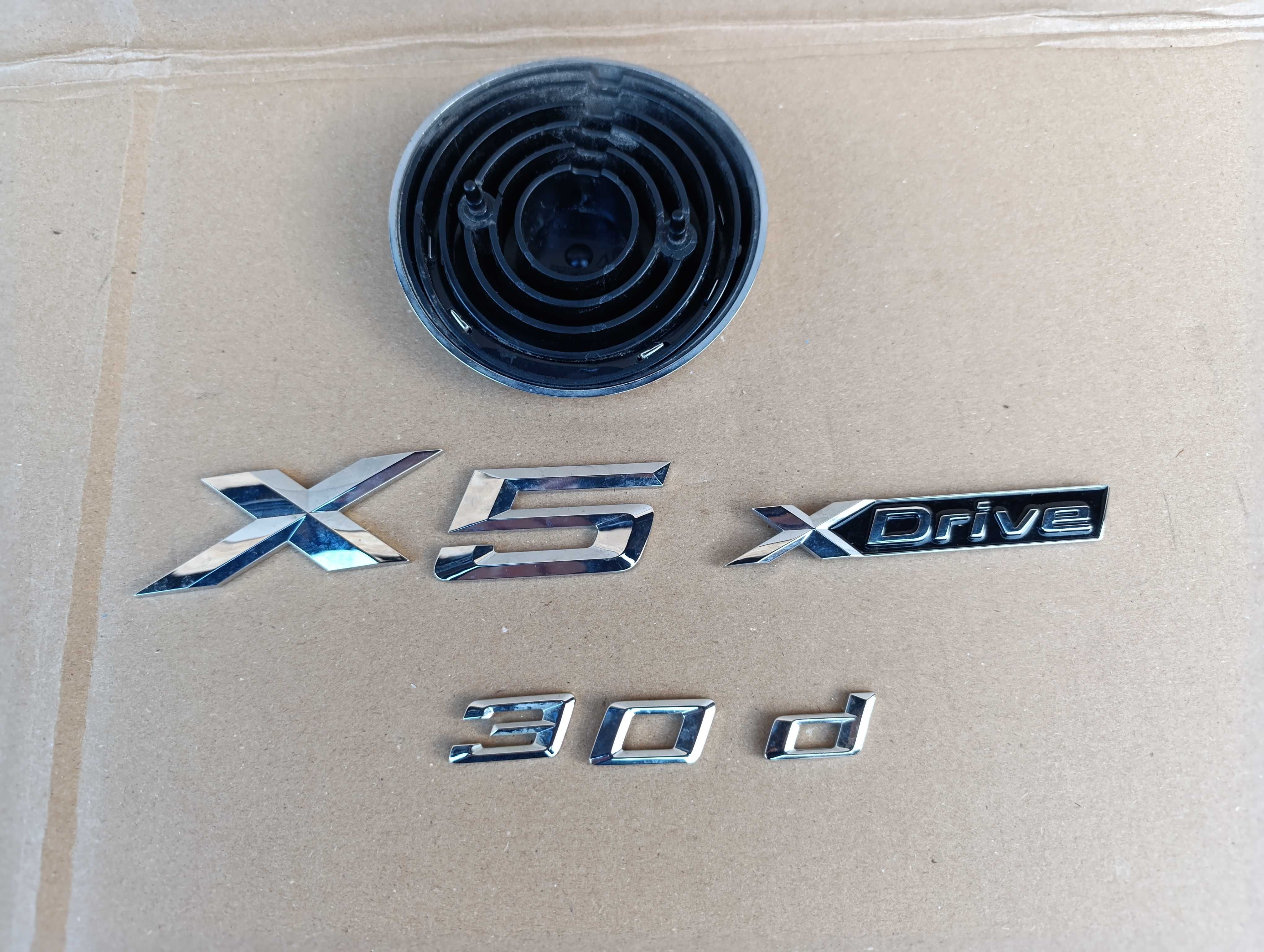 BMW X5 3.0DnX3 F25 emblematy emblemat napis znaczek logo