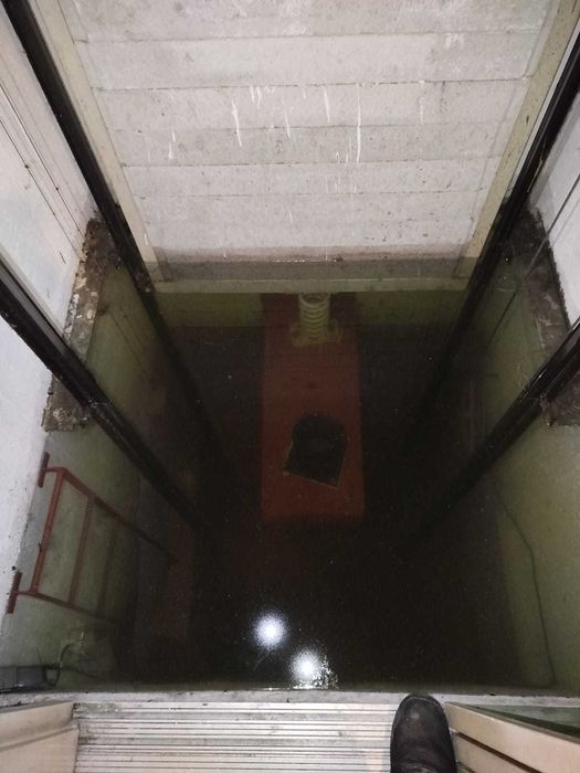 Limpo poço de elevador sujo, inundado, alagado