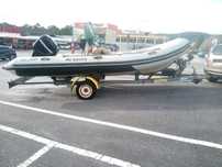 Semi rigido de marca Valiant 5,70 com motor Mercury 115 cv e atrelado