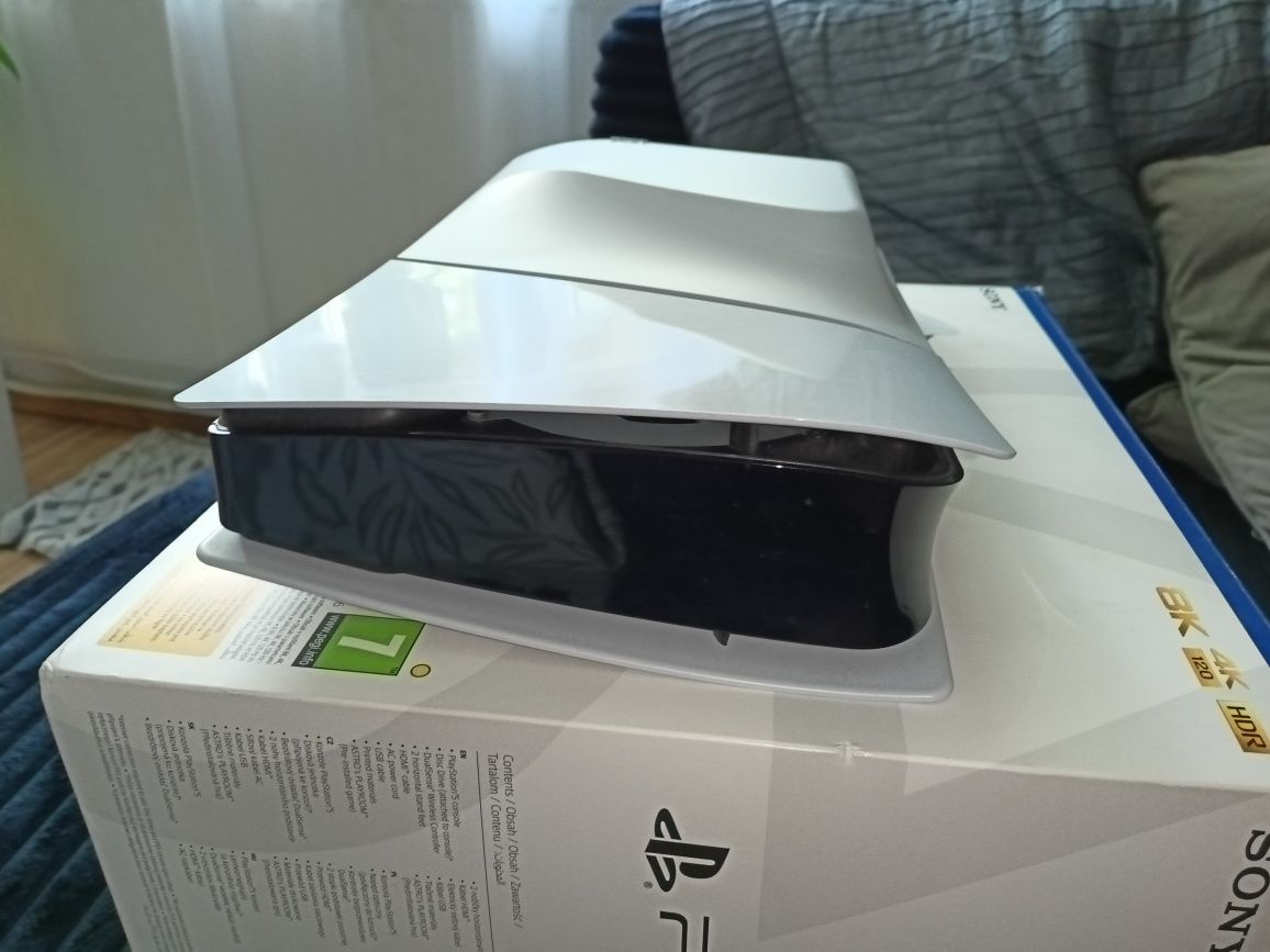 PlayStadion 5 Slim Sony konsola + 2 pady i FIFA 2024