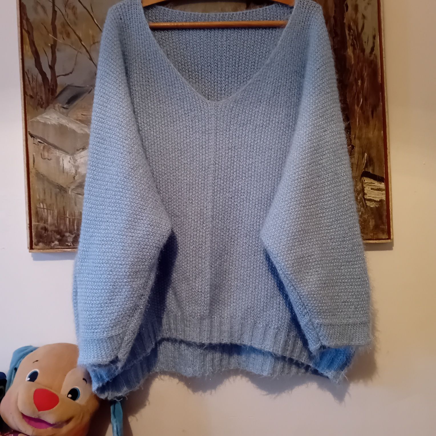 Błękitny włochaty sweterek