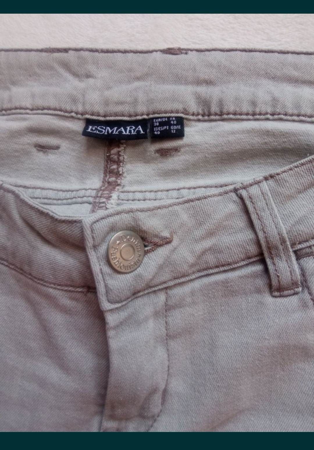 Szare spodnie jeans z przetarciami marki esmara