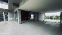 Loja com área total de 324m2