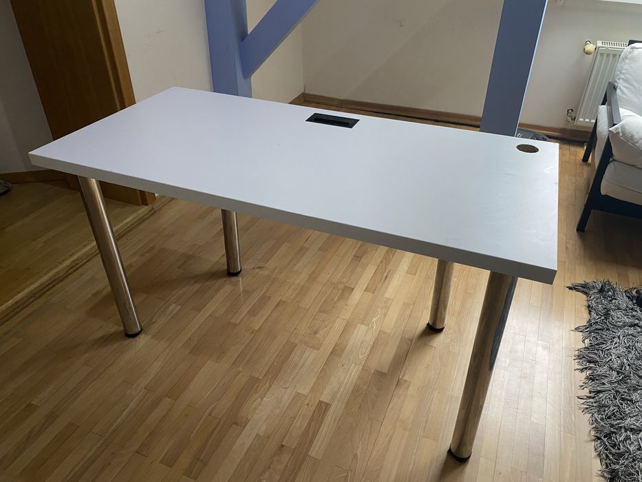 Biurko gamingowe 136x66 cm – z miejscem na LEDy i gniazdko