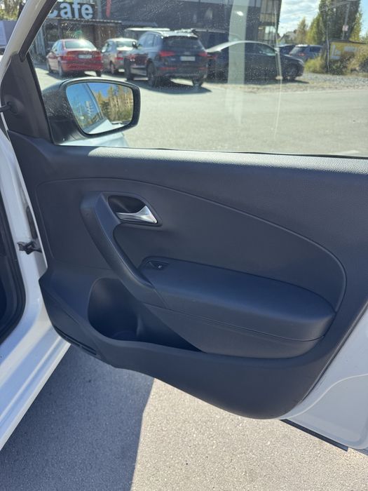 Volkswagen Polo 2015 года выпуска.