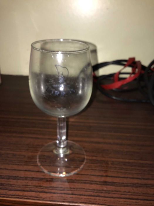 copo de cerveja transparente com pe