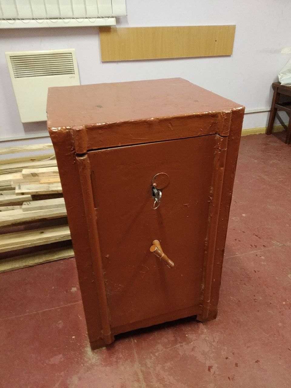 Радянські вогнетривкі сейфи. Советские огнеупорные сейфы. 45×44×76 см