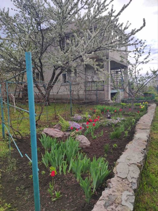 Продаж будинку в мальовничому місці біля водойми з гарним краєвидом