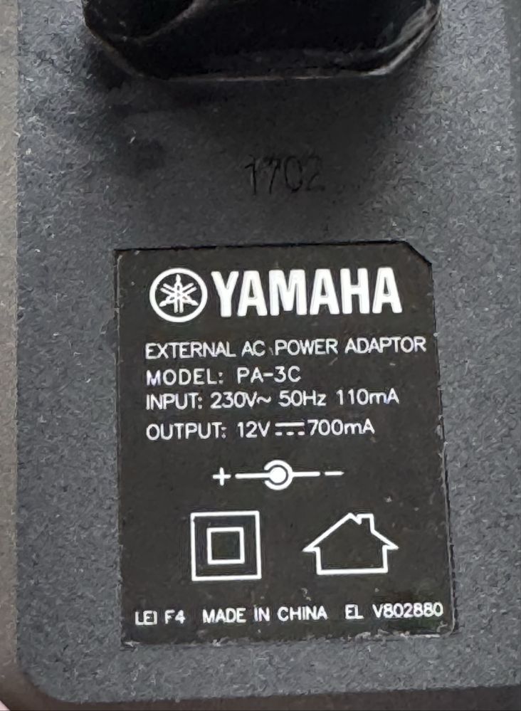 Синтезатор Yamaha PSR-F51 + пюпітр і адаптер живлення