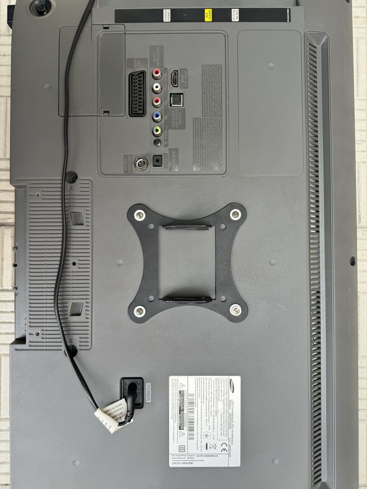 Новенька плазма SAMSUNG UE28F4000AW 28 дюймів