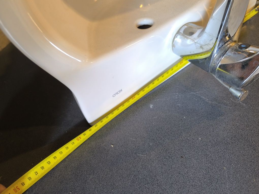 Umywalka z baterią i syfonem chrom
