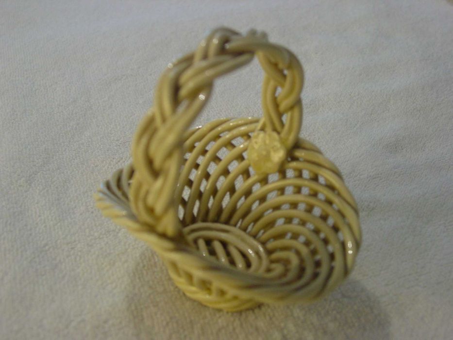 Pequena cesta em faiança