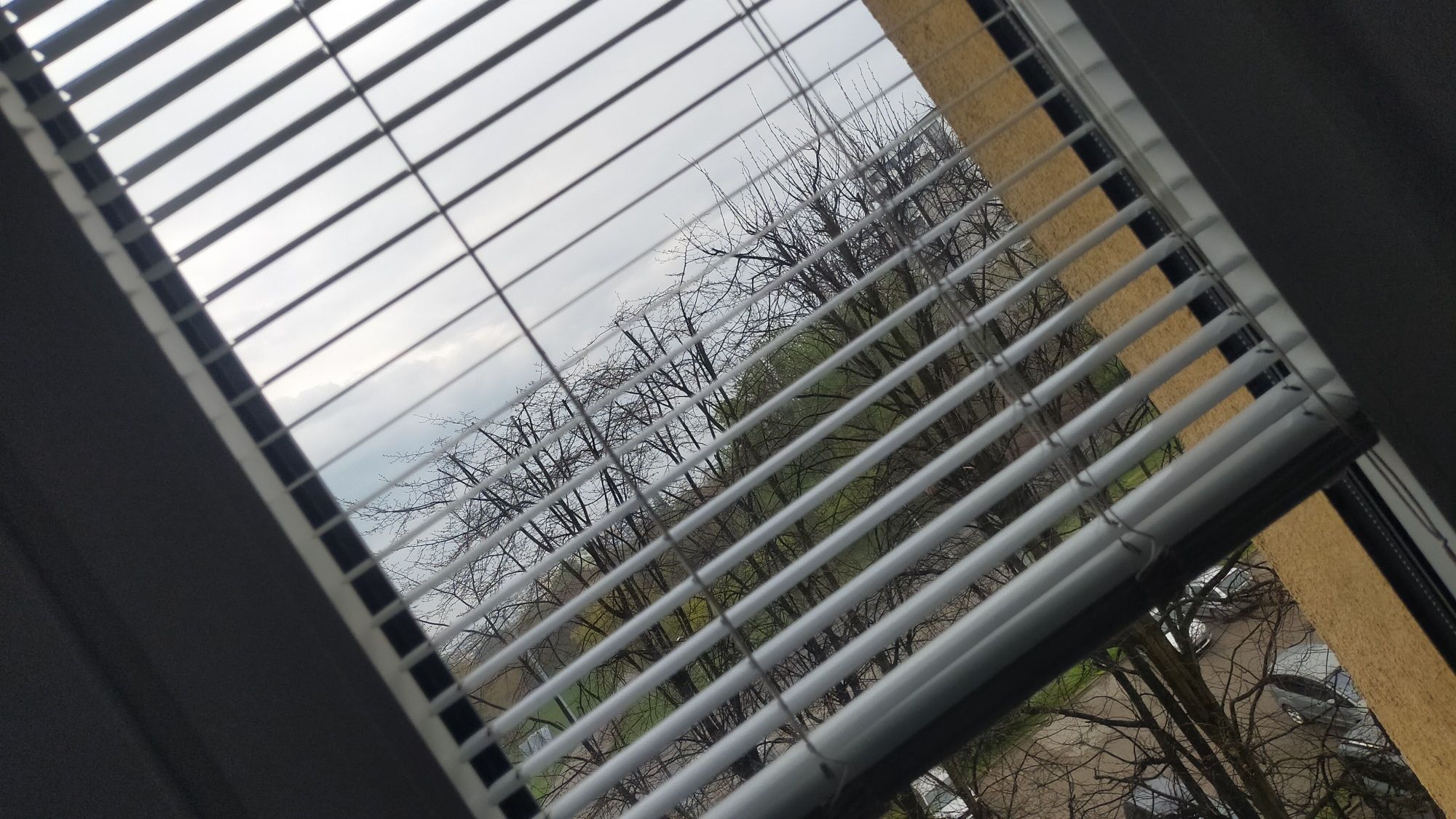 Białe żaluzje wewnętrzne