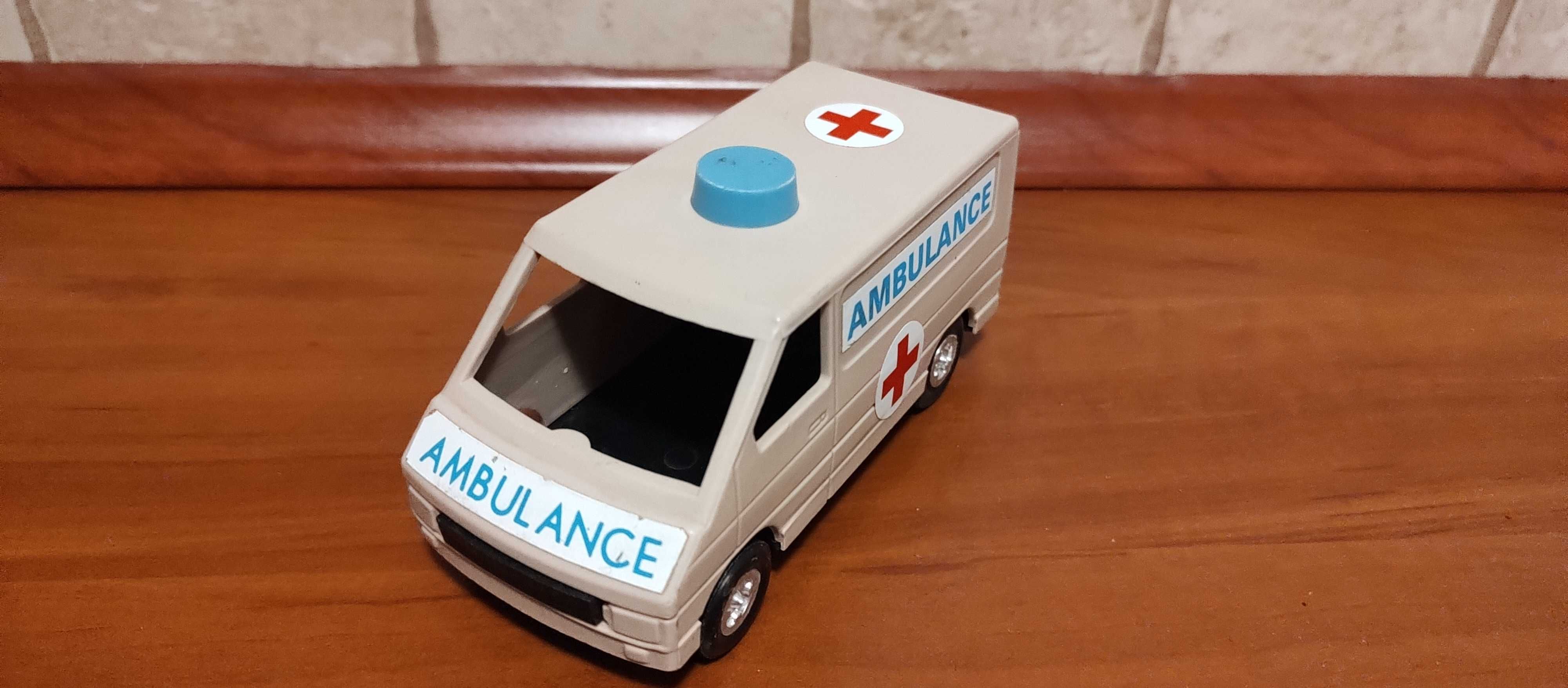 Renault Trafic I karetka ambulans sanitarka model z PRL sygnowany