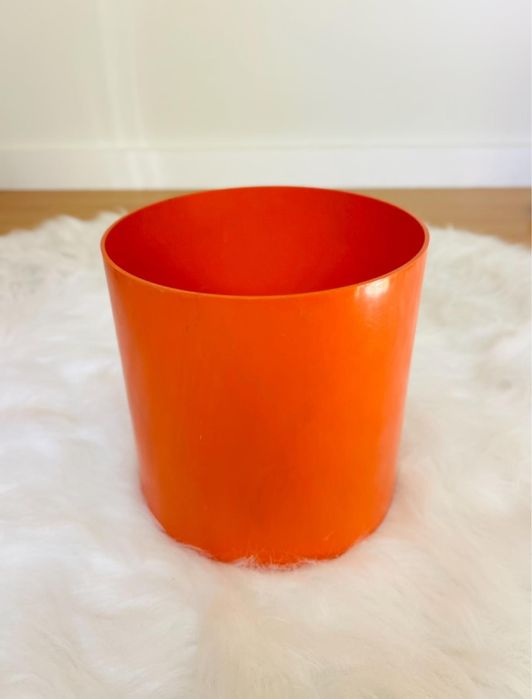 Cachepot laranja da Kartell