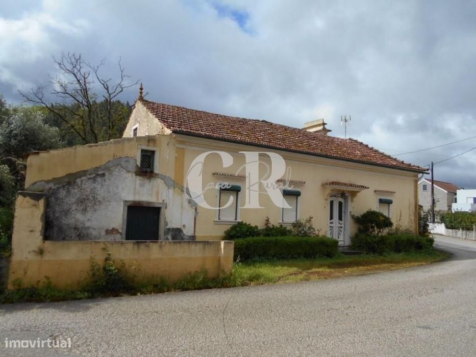 Casa habitável a necessitar de renovação perto de Chão de Couce.