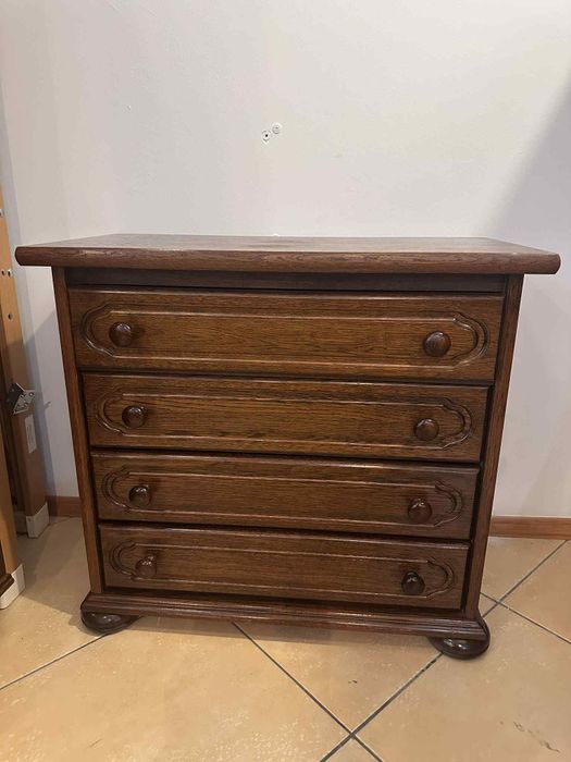 Komoda ciemny dąb 4 szuflady – mała komoda do sypialni.