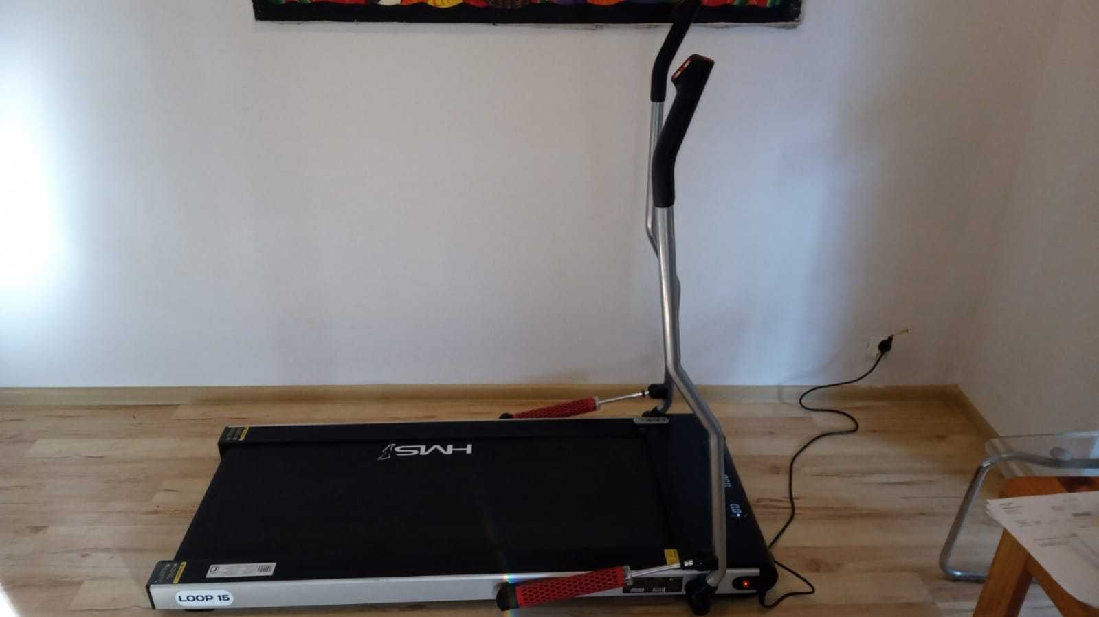 Bieżnia mechaniczna z kijami Nordic Walking