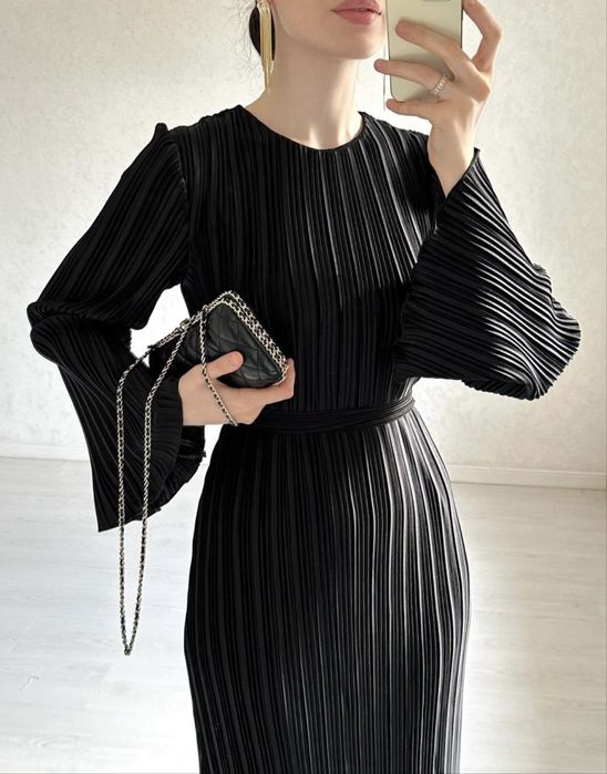 Жіноча плісирована сукня міді