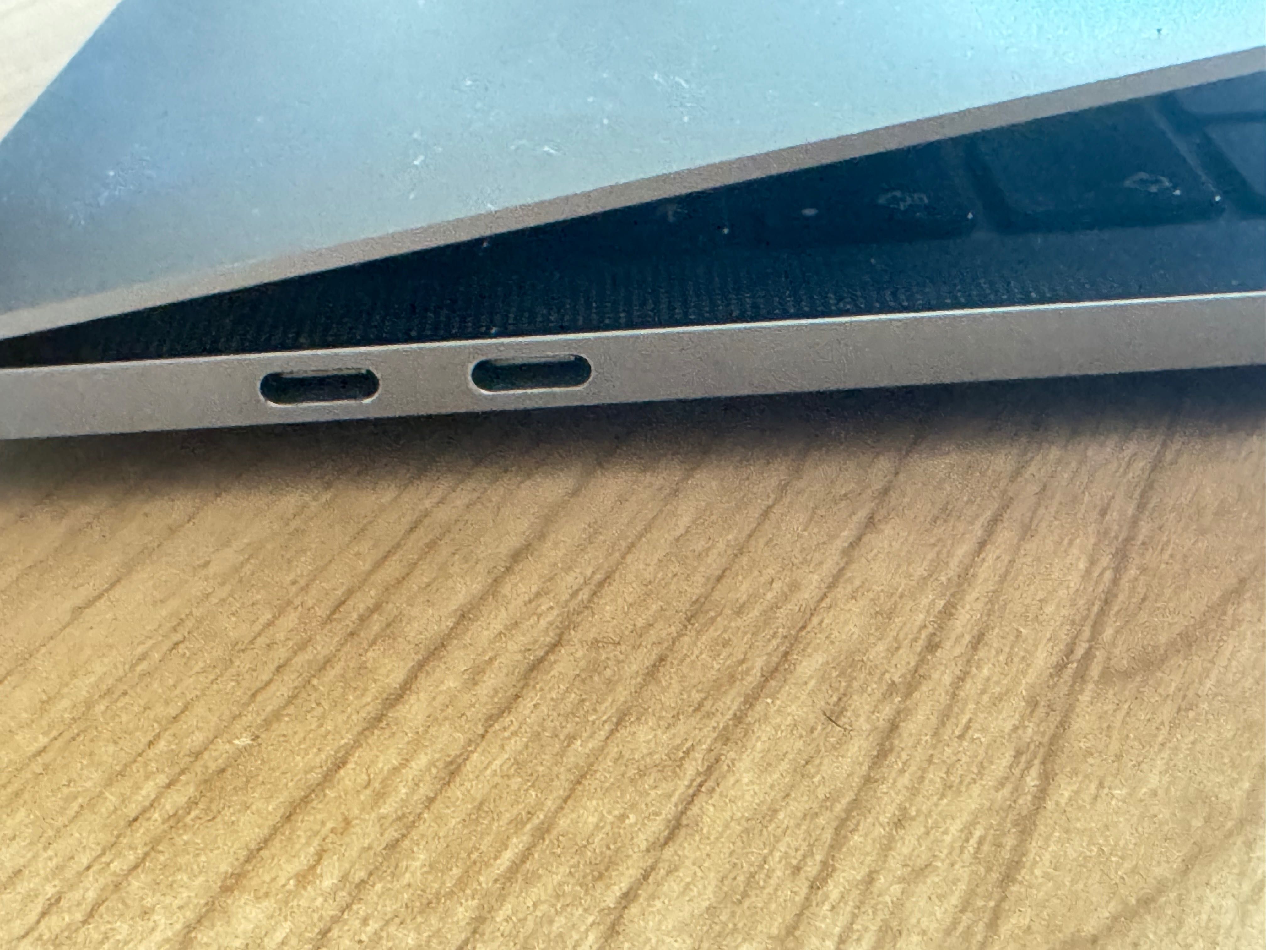 MacBook PRO 13" 2020 (A2289), 16GB 256 GB, FV 23% + przejściówka HDMI