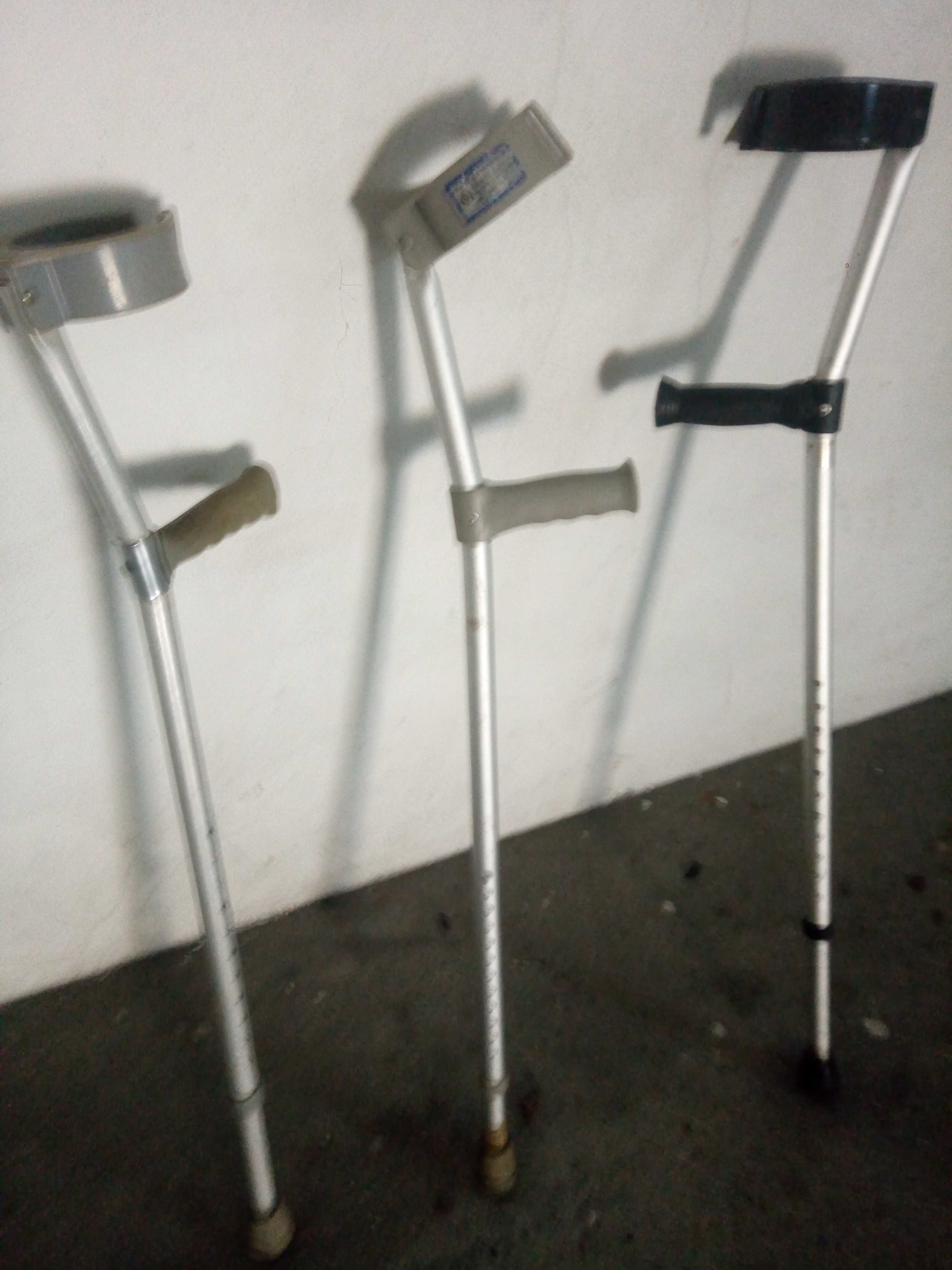 Par de muletas em bom estado