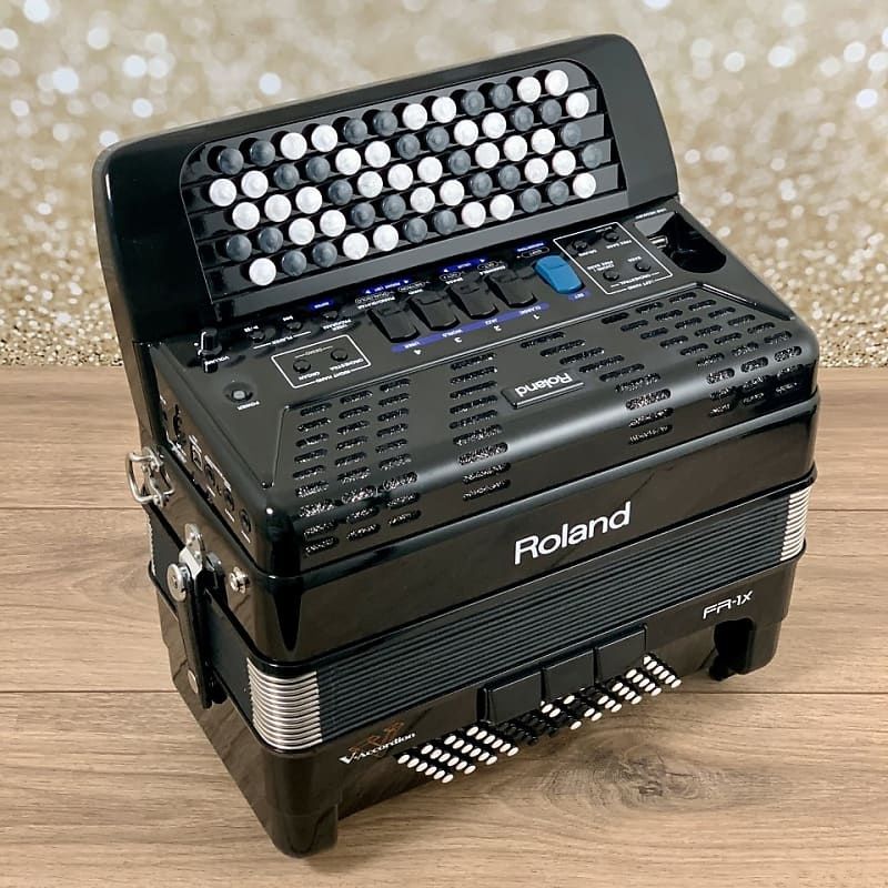 Acordeão hohner 3 voz e Roland fr1x bk 5 anos garantia