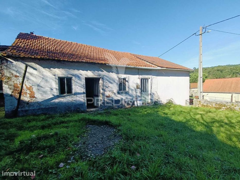 Moradia  T2 para recuperar (S. Mamede)