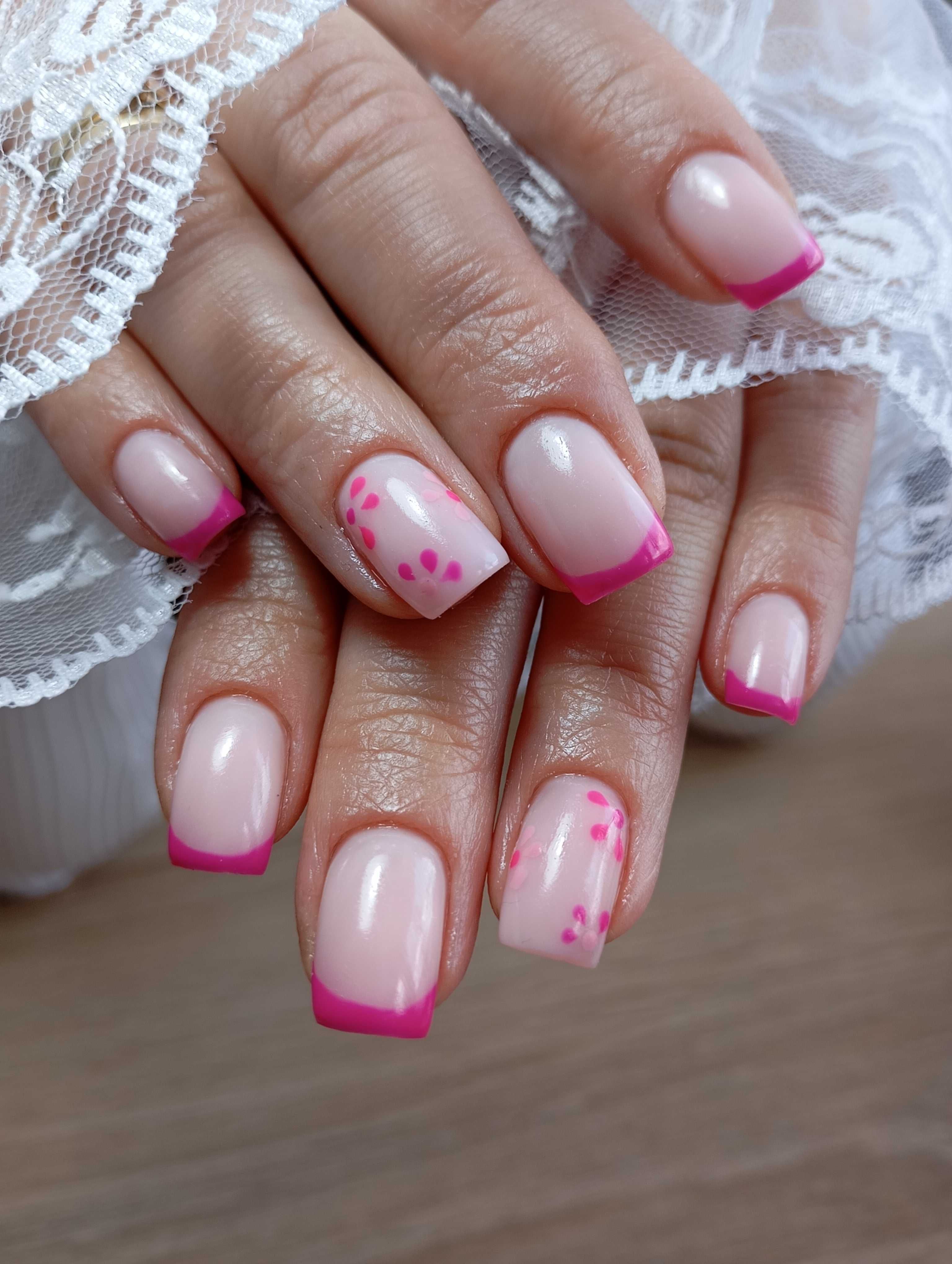 Manicure hybrydowy/ przedłużanie/ uzupełnienie