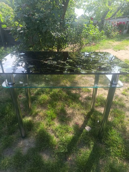 Стіл кухонний скляний.