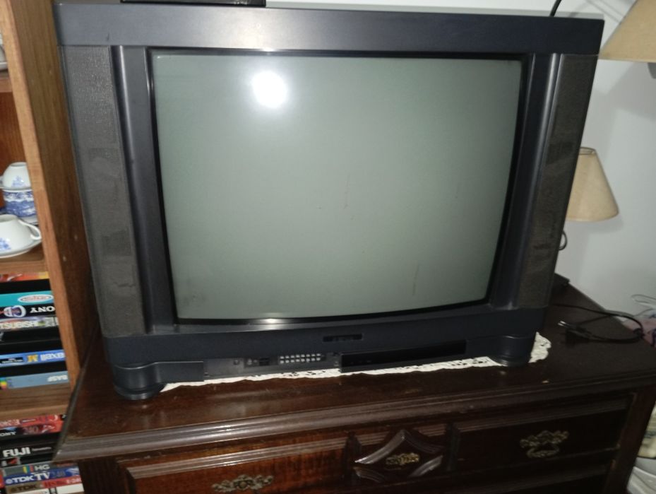 Televisão antiga a funcionar