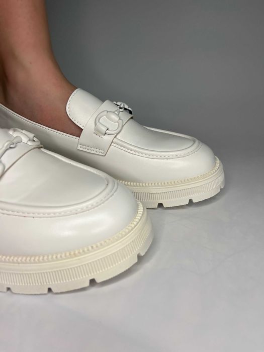 Жіночі лофери у сніжно білому кольорі