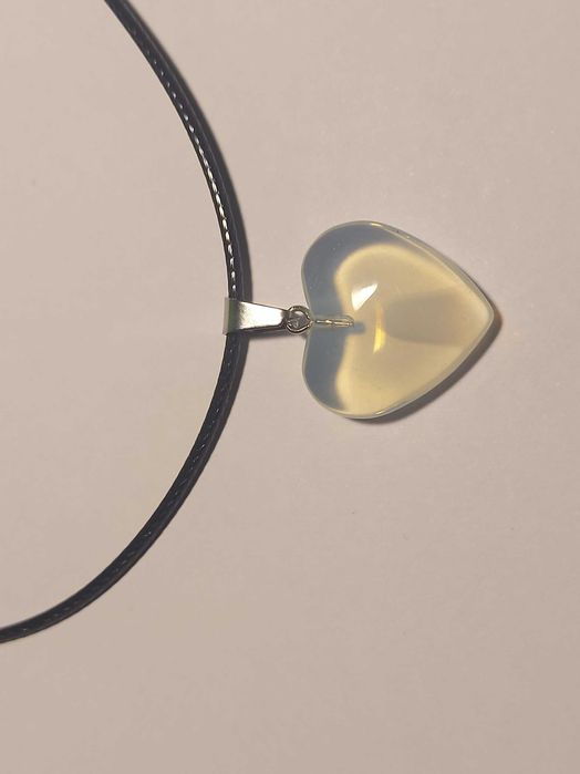 Colar Coração –Pingente Transparente, Fio Preto Leve e Ajustável