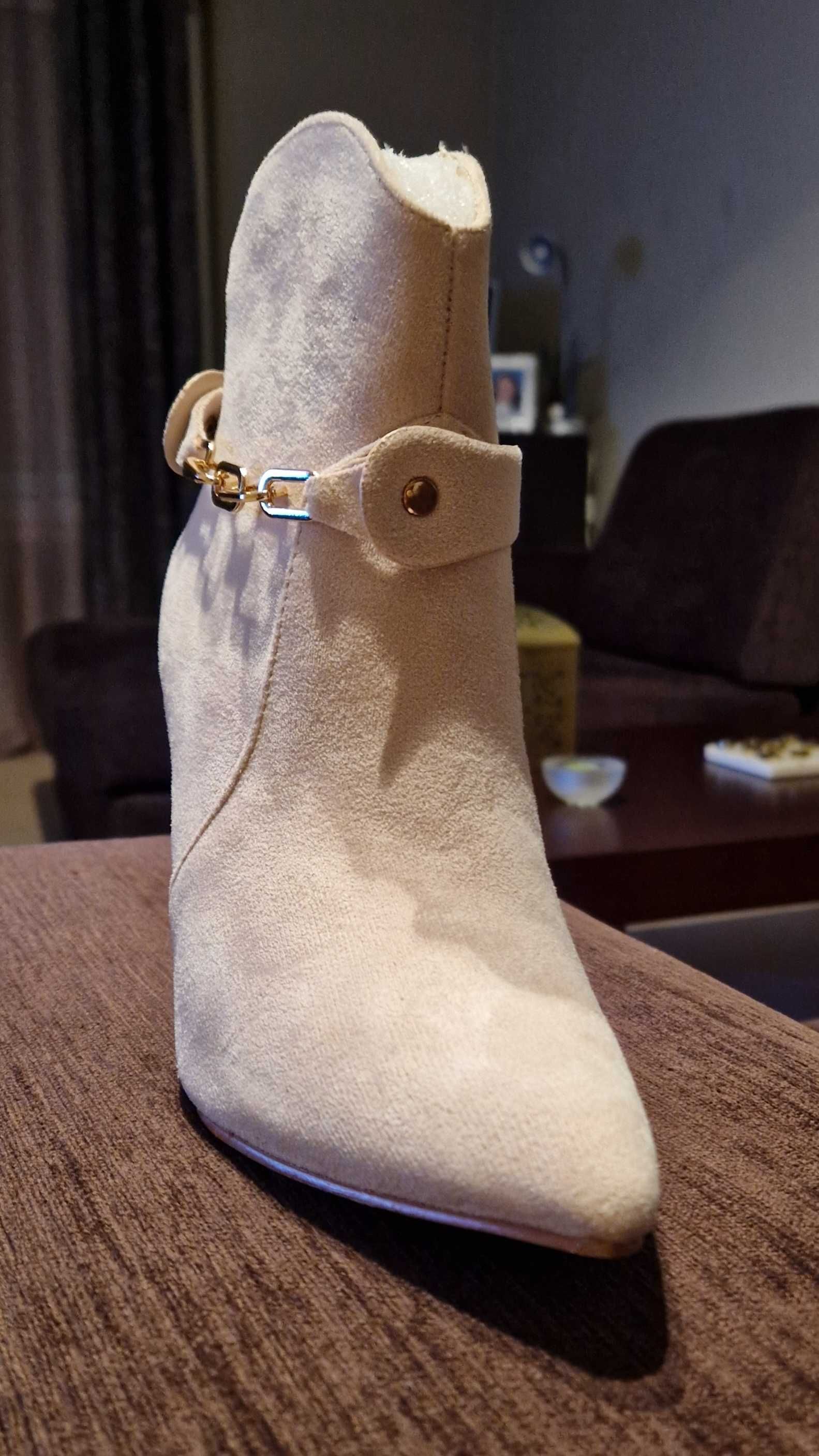 Botas novas, nunca usadas.