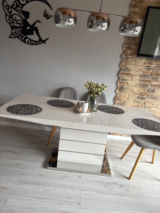 Stół do salonu biały