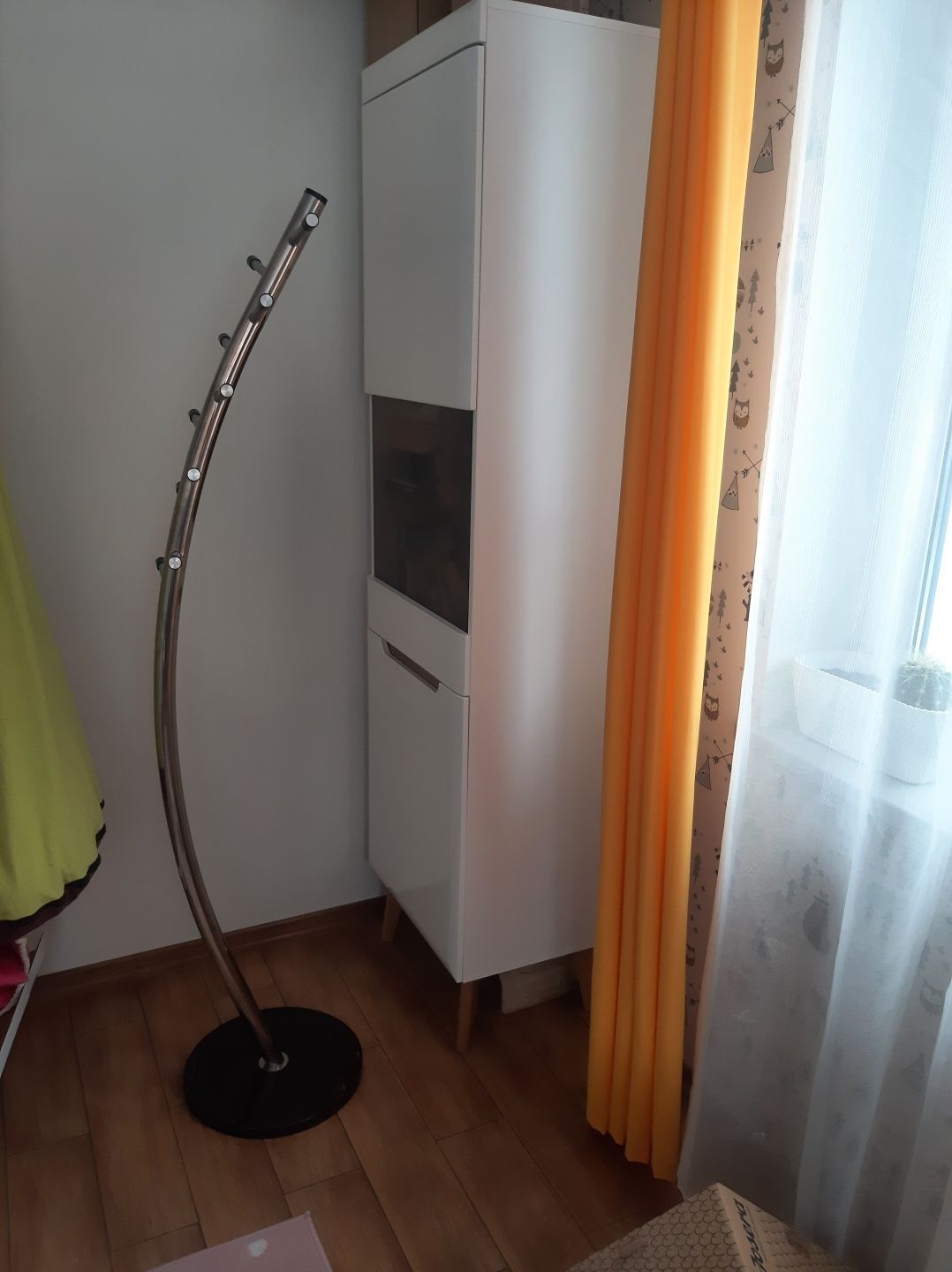 Wieszak stojący marmurowa podstawa ciężki i stabilny