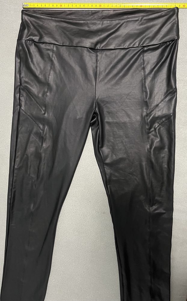 Czarne woskowane legginsy Amisu rozmiar L