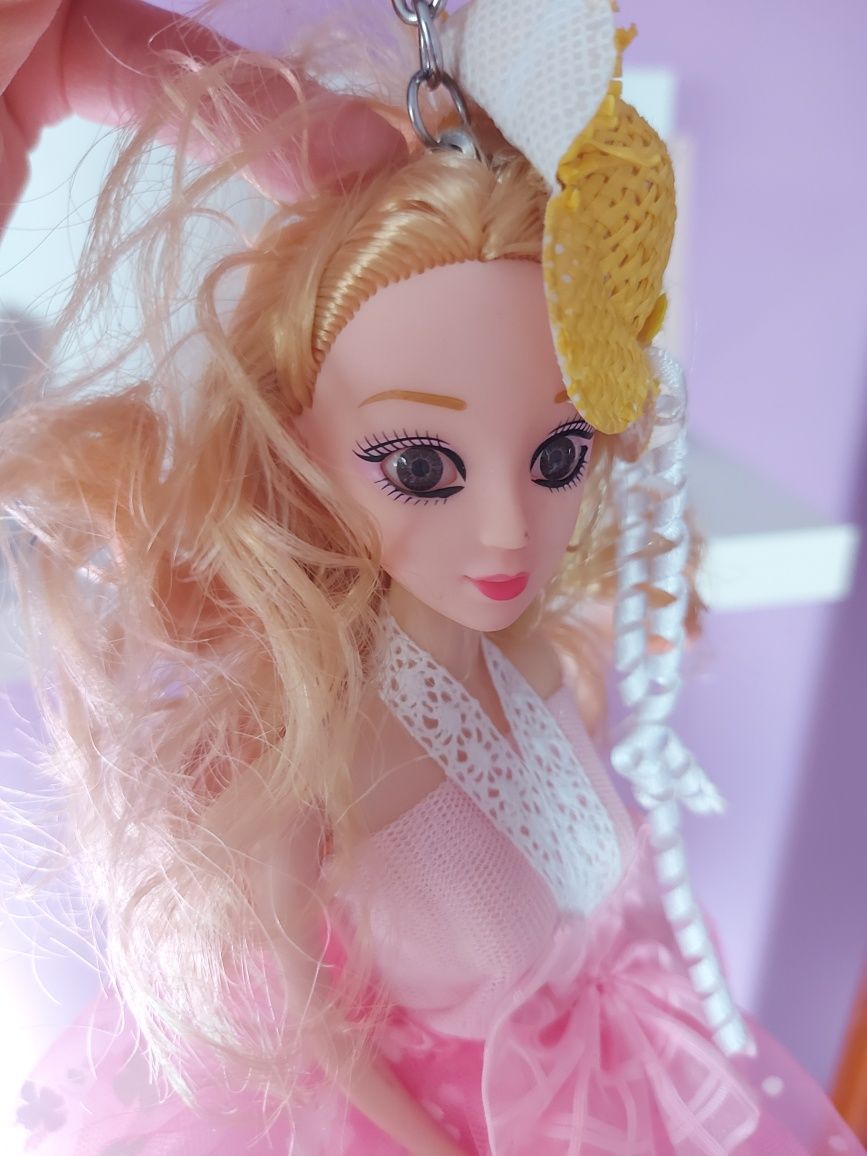 Lalka Barbie w różowej sukience